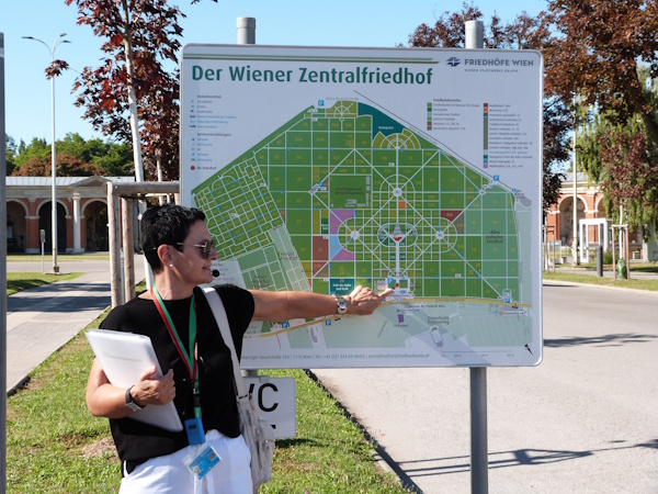 Zentralfriedhof mit Maria Kogler